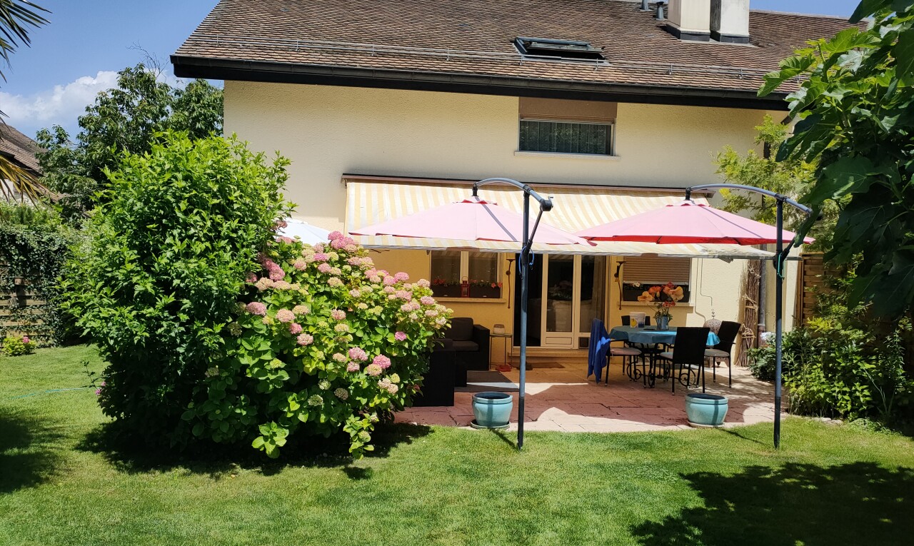 außenansicht mit rasen, from property, essbereich im freien, day time, und terrasse