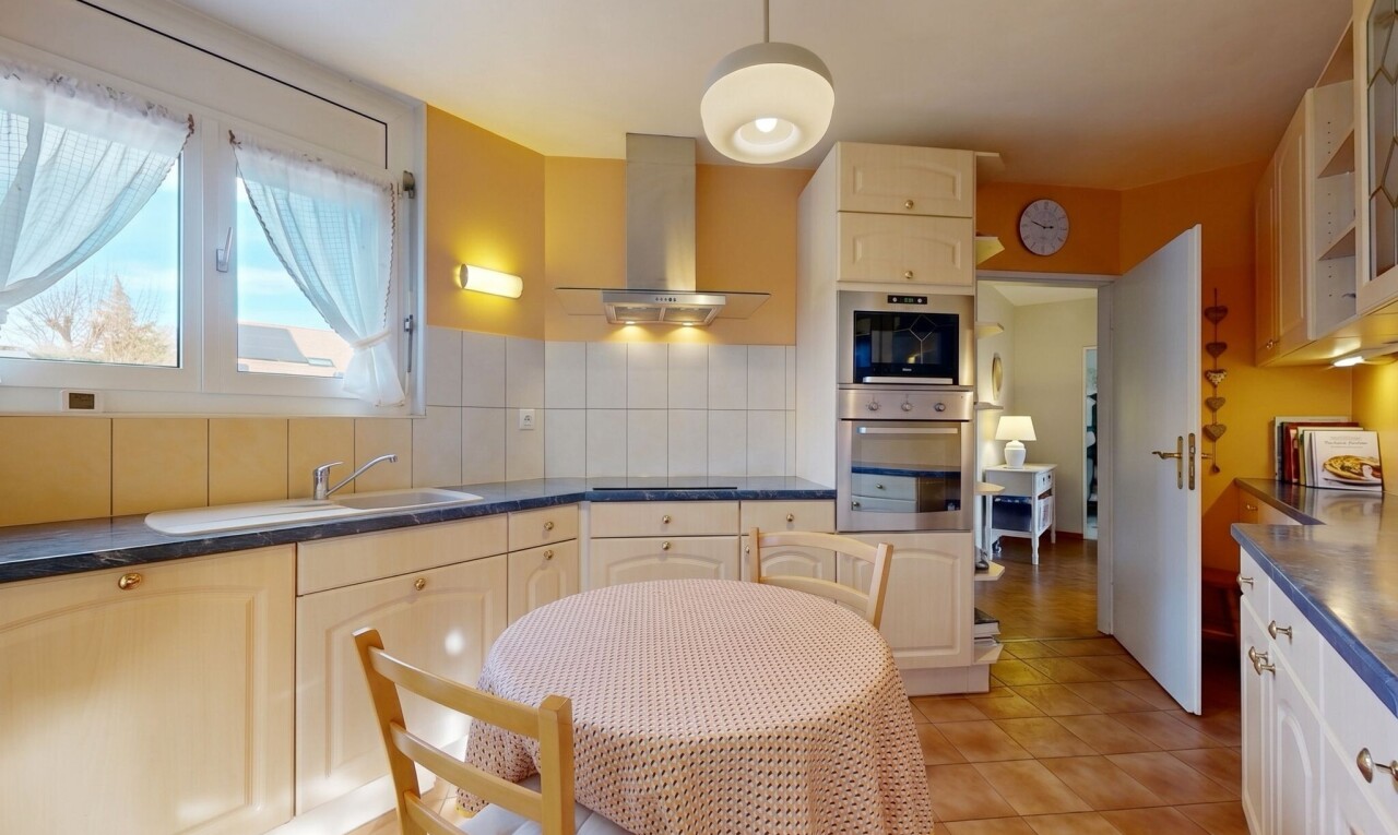 küche mit ofen, dunstabzugshaube, dark countertops, arbeitsplatten, und küchenrückwand beim Herd