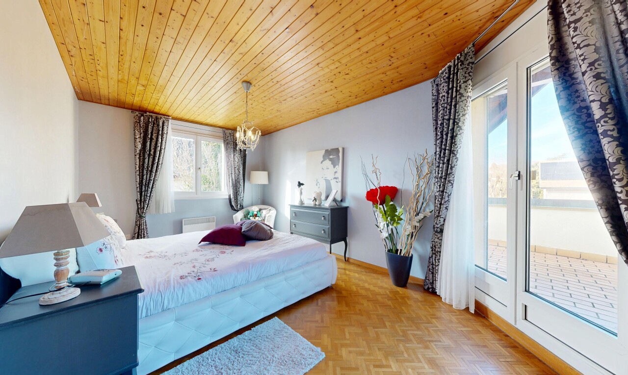 zimmer / schlafzimmer mit holzdecke, wood ceiling, außenzugang, gipskartonwand, und drywall