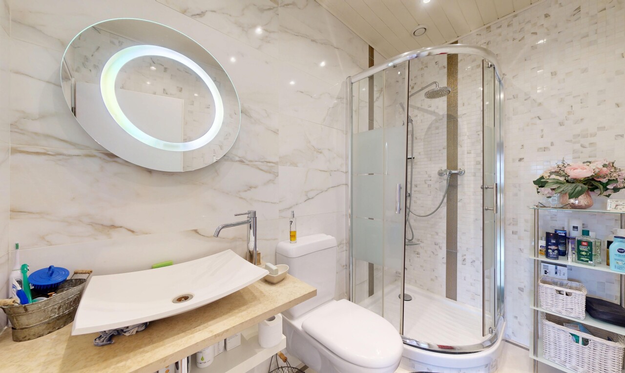 bad mit spiegel, inside property, komplettes badezimmer, toilette, und waschbecken
