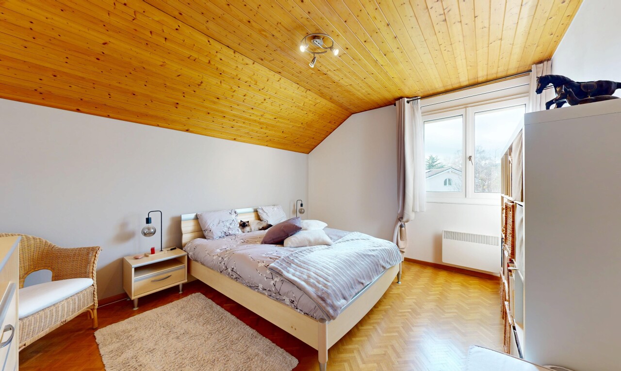 zimmer / schlafzimmer mit kühler, inside property, drywall, gipskartonwand, und natural light