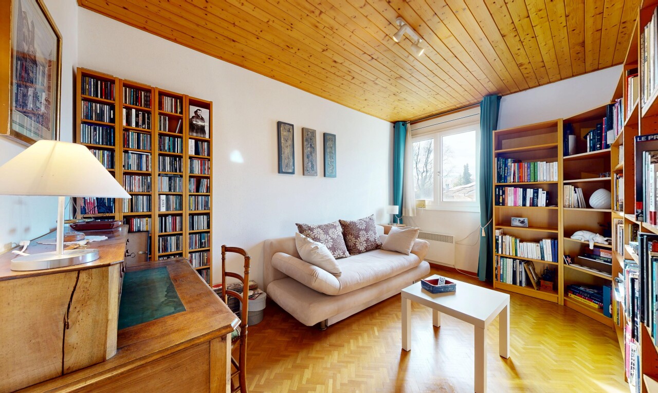 wohnzimmer mit drywall, gipskartonwand, inside property, parquet floor, und natural light