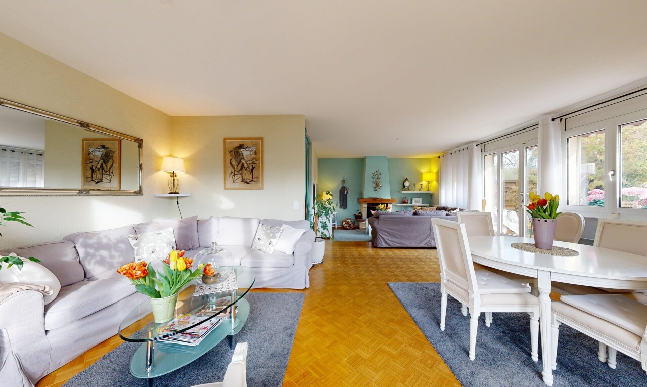 wohn- / esszimmer mit parquet floor, inside property, holzfußboden, wood finish floor, und gipskartonwand