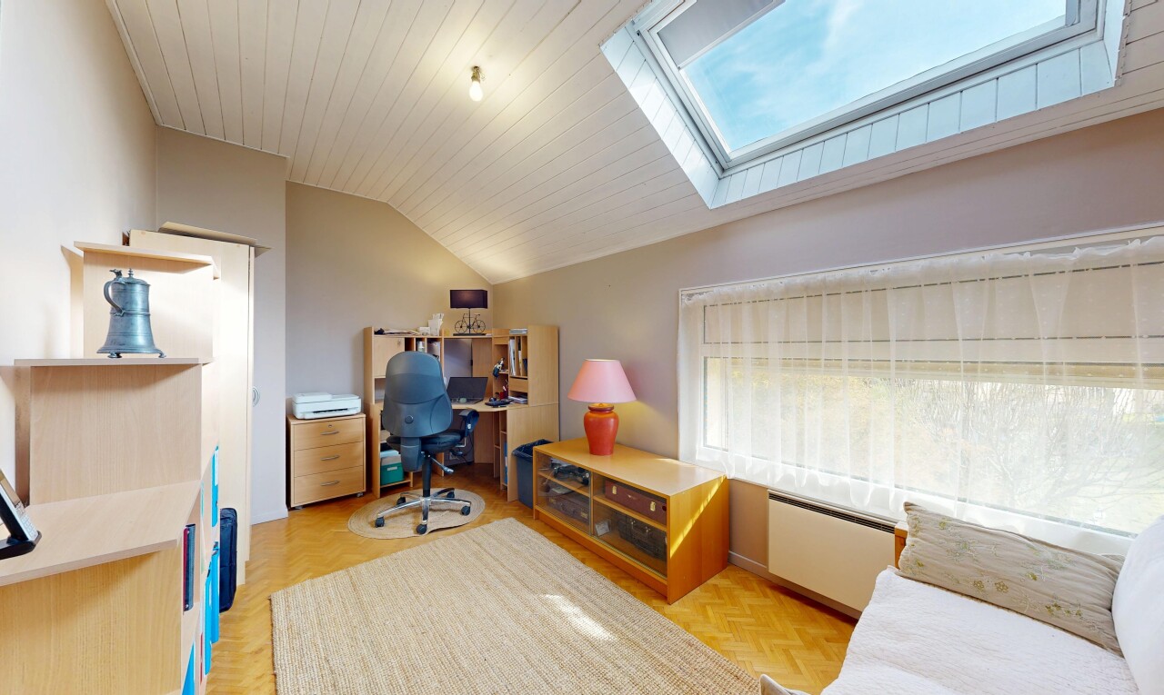 wohnzimmer mit natürliches licht, natural light, bürobereich, dachschräge, und vaulted ceiling
