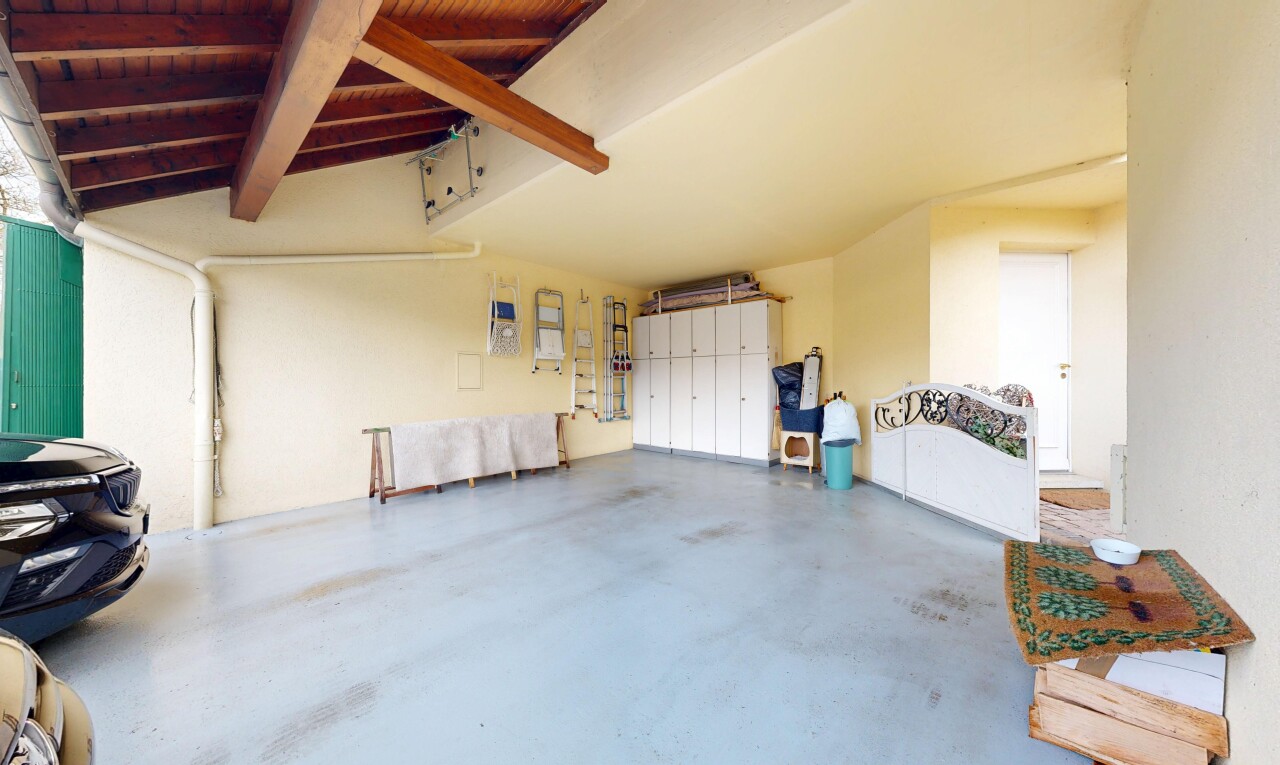 leerer raum mit betonboden, concrete floor, inside property, gipskartonwand, und drywall