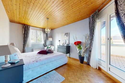 chambre avec plafond en bois, wood ceiling, accès à l'extérieur, cloison sèche, et drywall