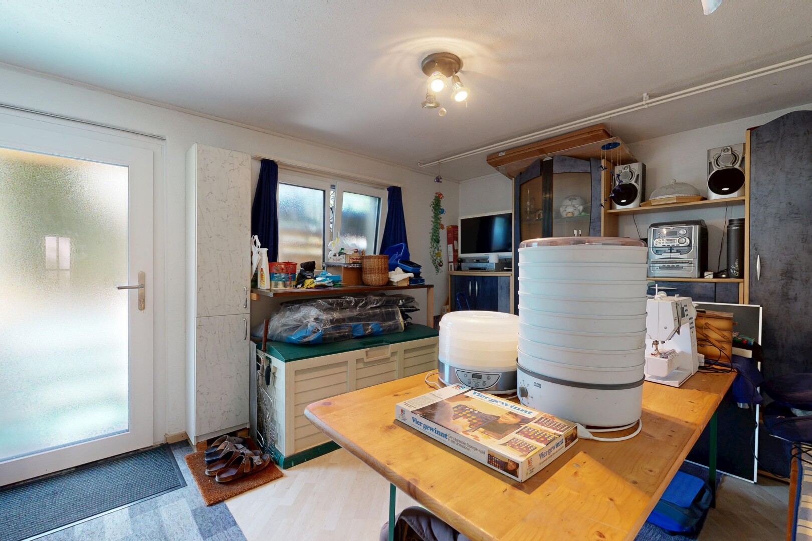 büro mit fernseher, drywall, gipskartonwand, und natürliches licht