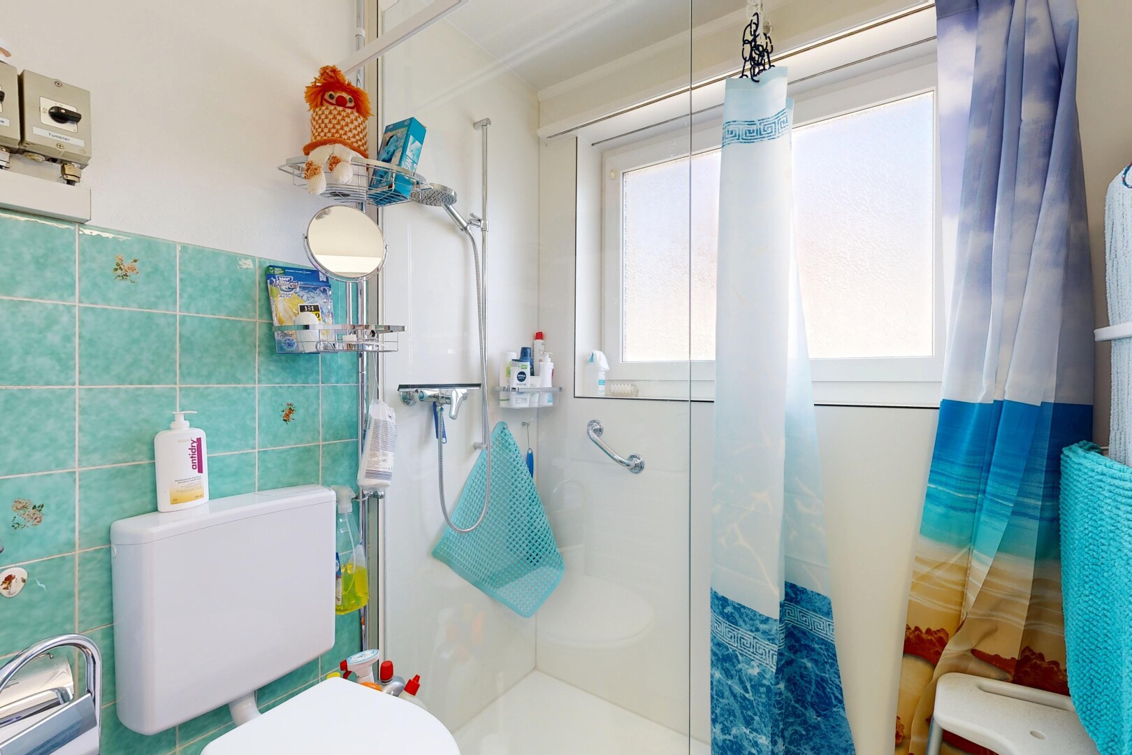 bad mit toilette, dusche, komplettes badezimmer, tile wall, und fliesenwand