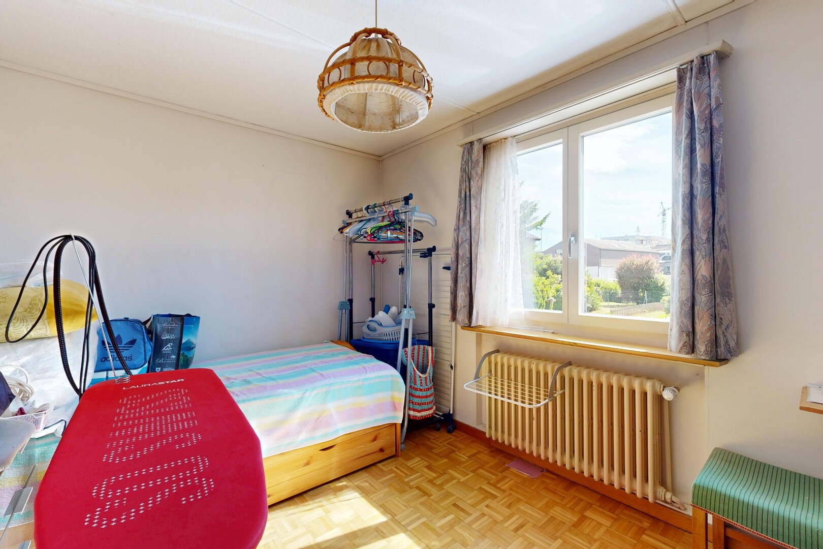 zimmer / schlafzimmer mit kühler, drywall, gipskartonwand, parquet floor, und pendelleuchte