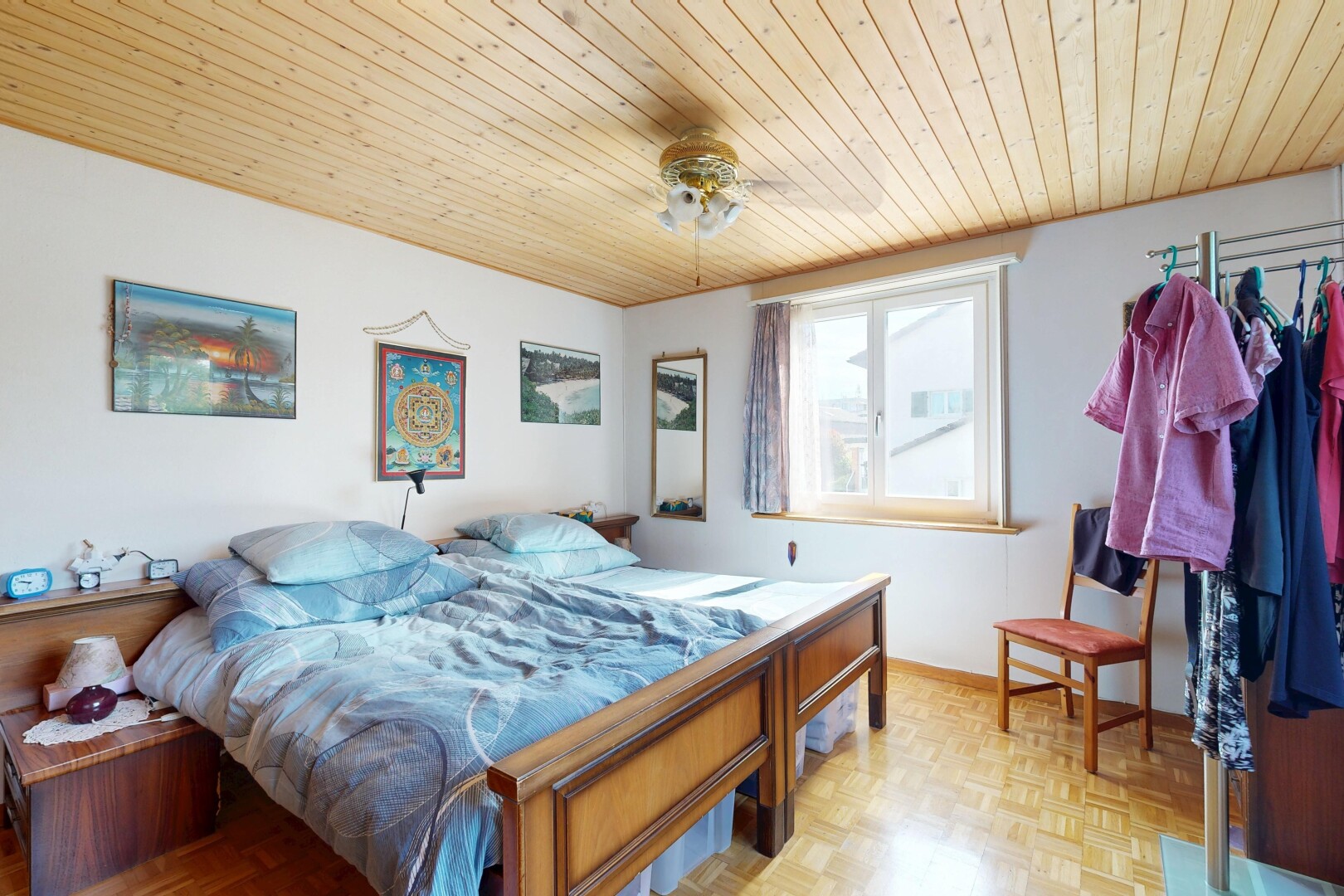 zimmer / schlafzimmer mit drywall, gipskartonwand, wood ceiling, holzdecke, und natürliches licht