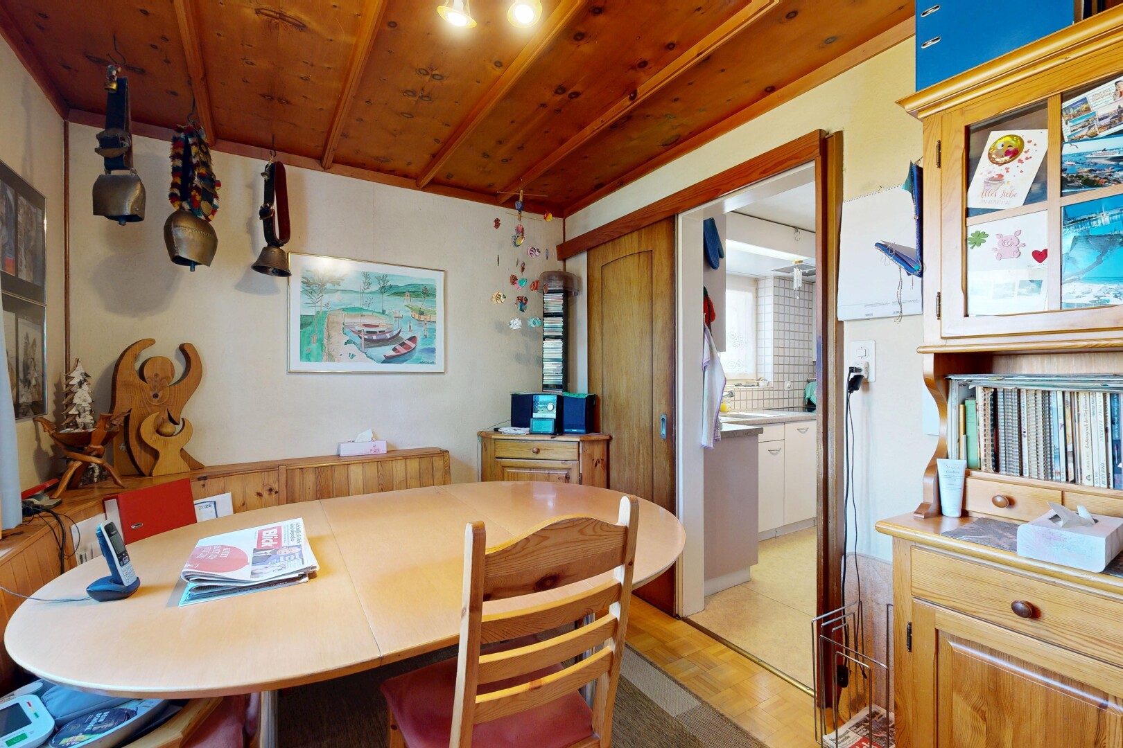 esszimmer mit drywall, gipskartonwand, wood ceiling, holzdecke, und light floor