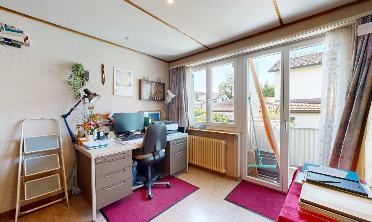 büro mit kühler, drywall, gipskartonwand, fernseher, und einbauleuchten