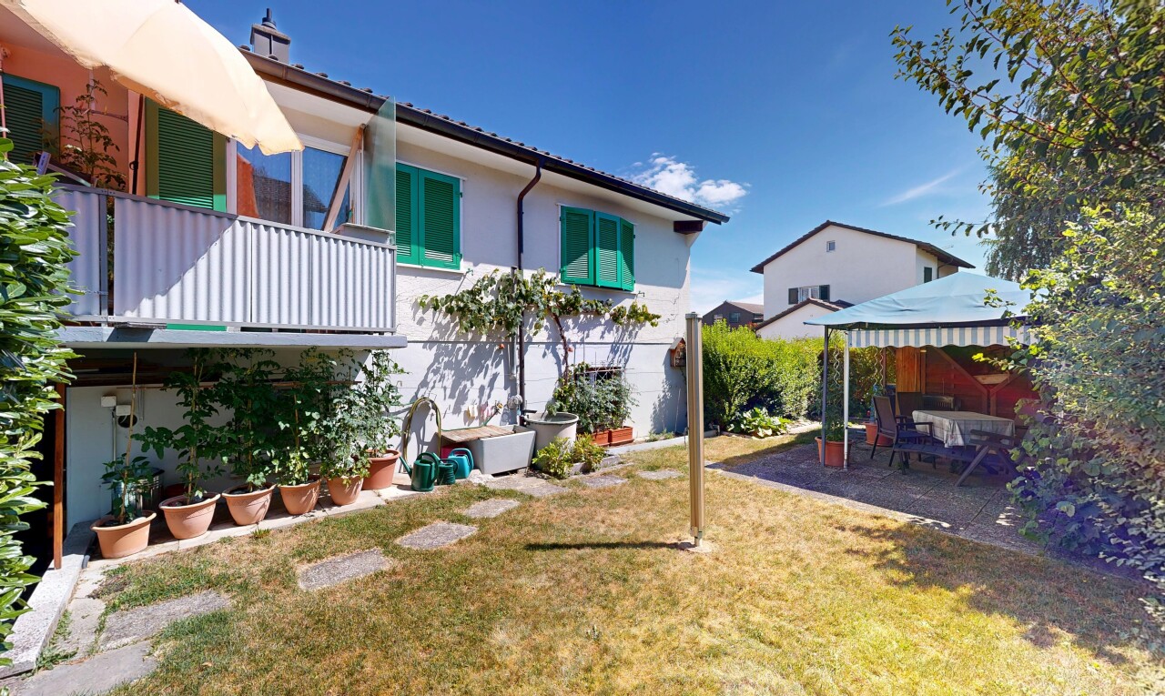 außenansicht mit rasen, terrasse, balkon, day time, und property visible