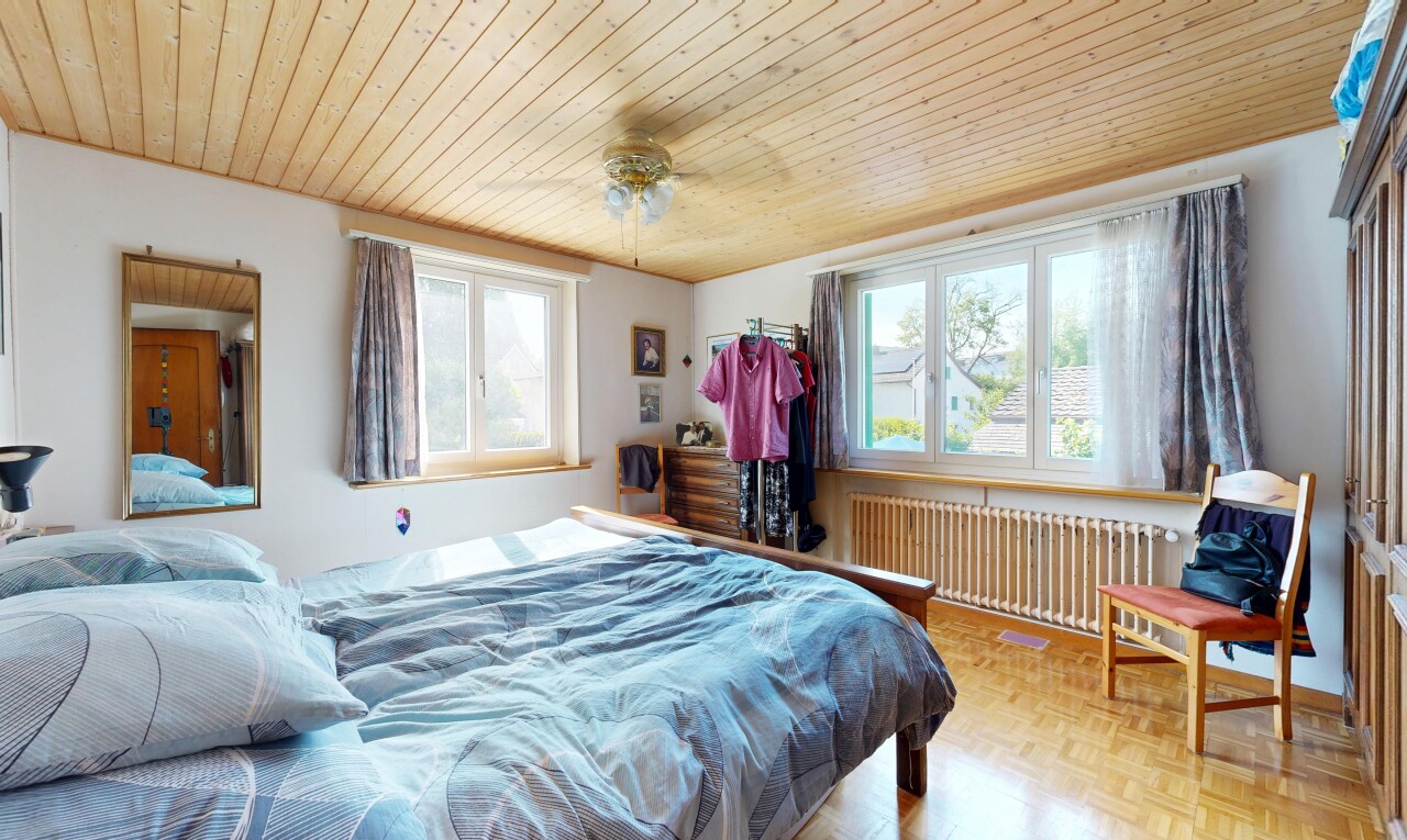 zimmer / schlafzimmer mit kühler, drywall, gipskartonwand, natürliches licht, und wood ceiling