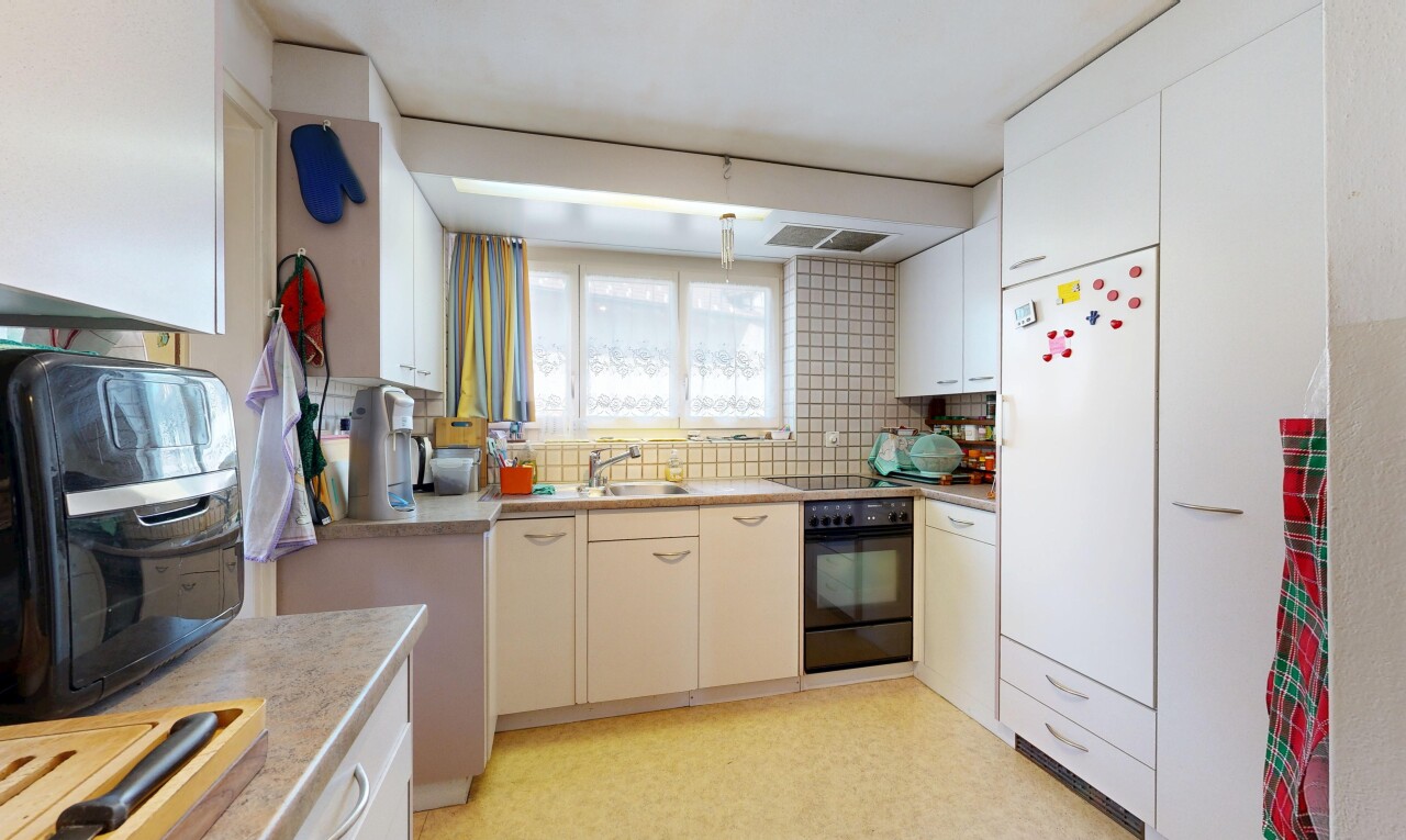 küche mit light floor, kühlschrank, light countertops, arbeitsplatten, und ofen