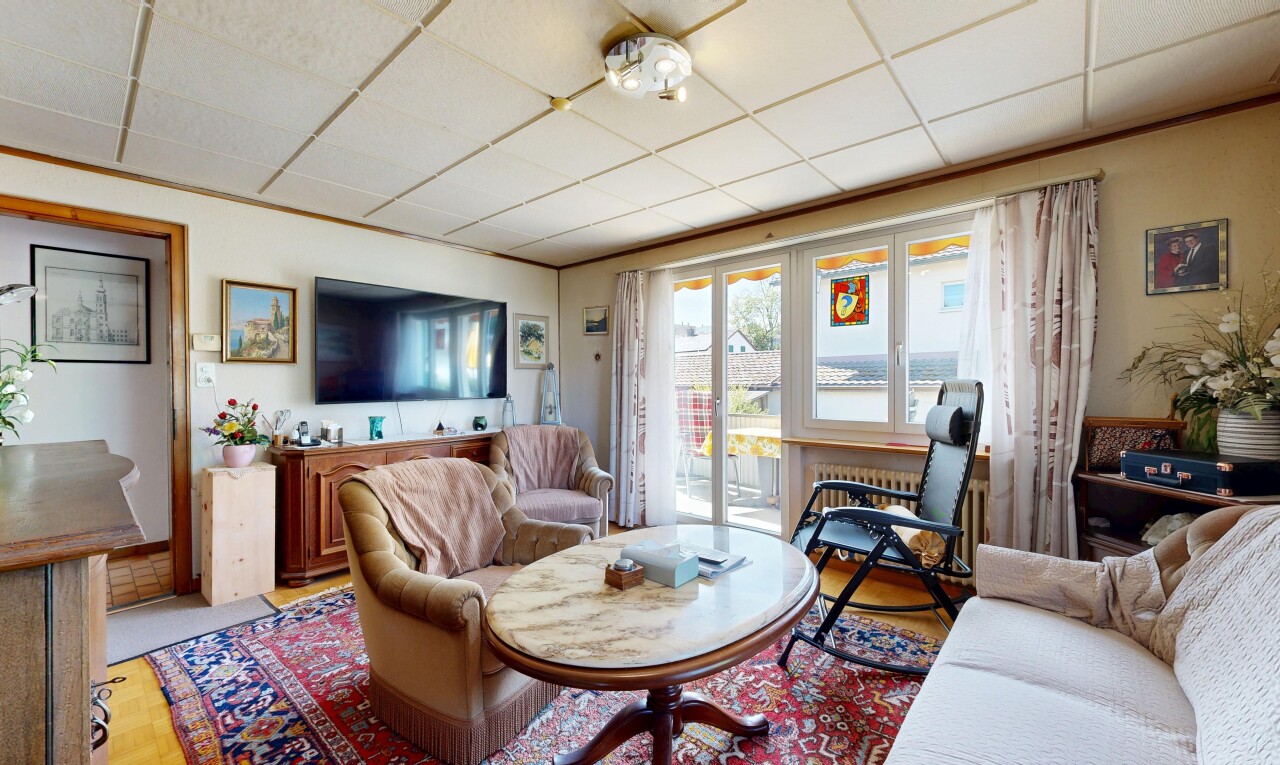wohnzimmer mit fernseher, drywall, gipskartonwand, drop ceiling, und abgehängte decke