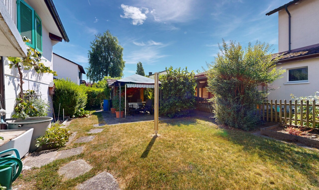 garten mit pavillon, rasen, zaun, day time, und terrasse