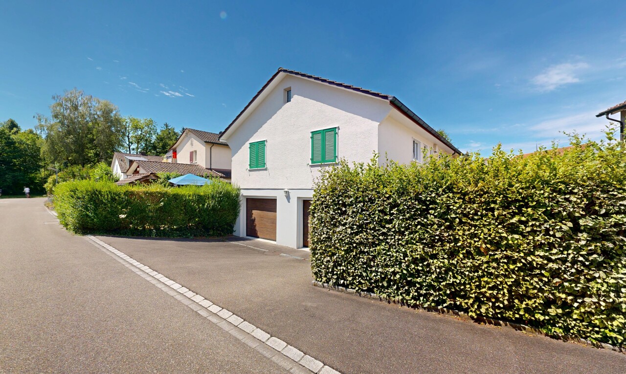außenansicht mit eingebaute garage, stuckverkleidung, day time, property visible, und auffahrt