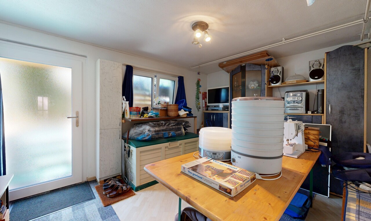 büro mit fernseher, drywall, gipskartonwand, und natürliches licht