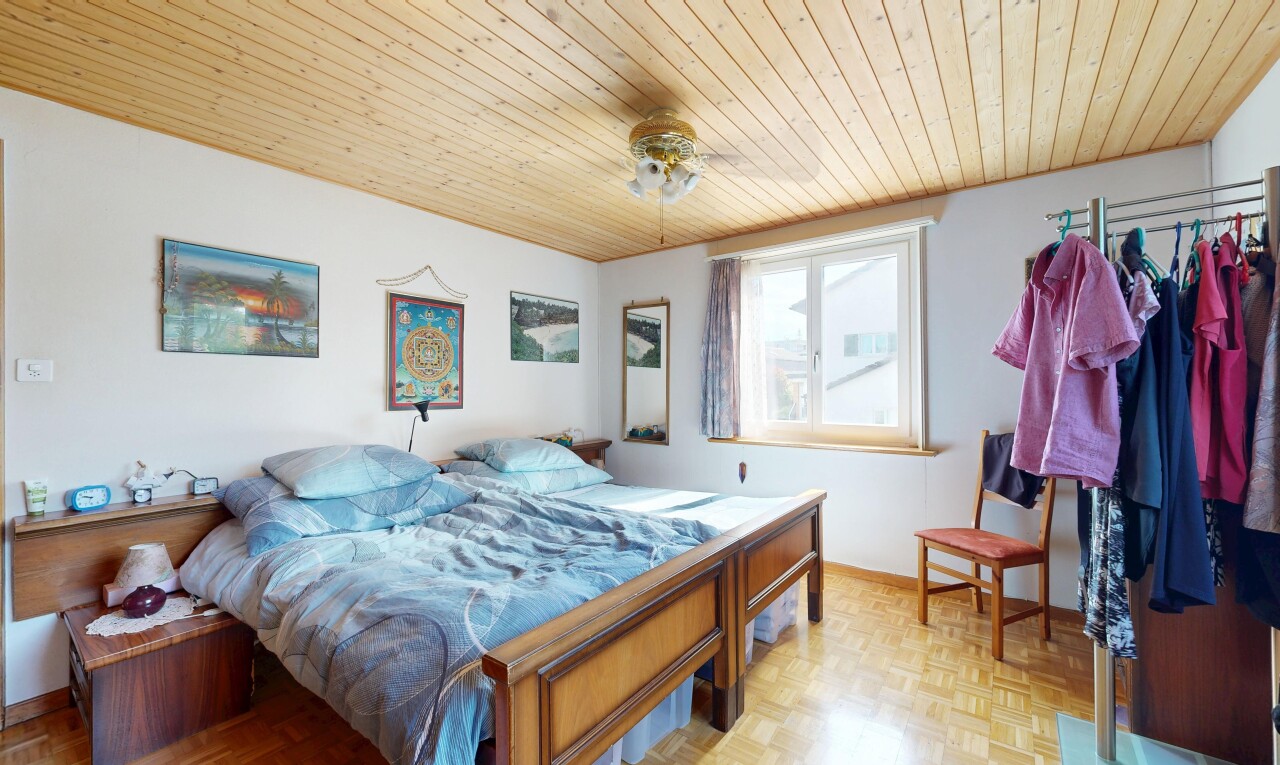 zimmer / schlafzimmer mit drywall, gipskartonwand, wood ceiling, holzdecke, und natürliches licht