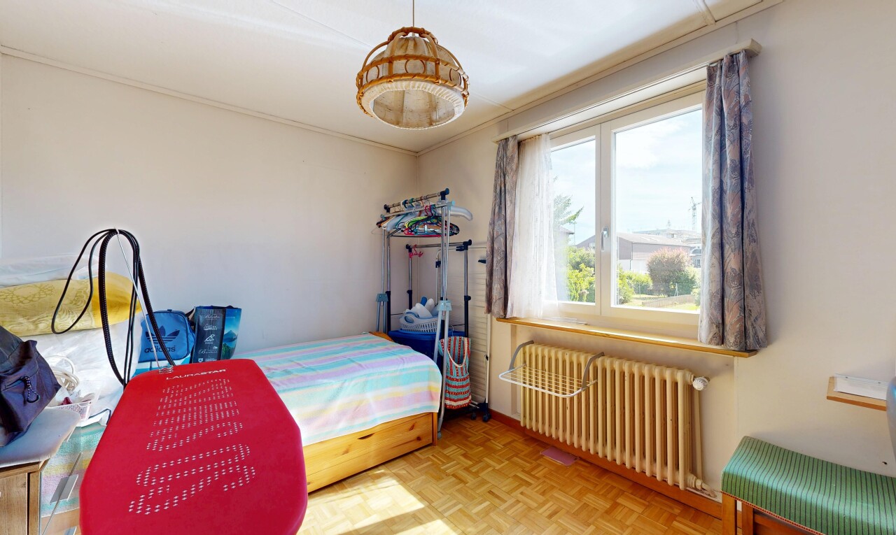 zimmer / schlafzimmer mit kühler, drywall, gipskartonwand, parquet floor, und pendelleuchte