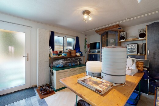 büro mit fernseher, drywall, gipskartonwand, und natürliches licht