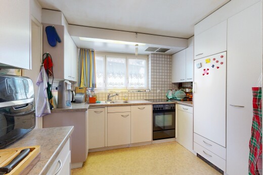 küche mit light floor, kühlschrank, light countertops, arbeitsplatten, und ofen