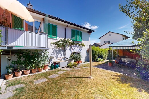 außenansicht mit rasen, terrasse, balkon, day time, und property visible