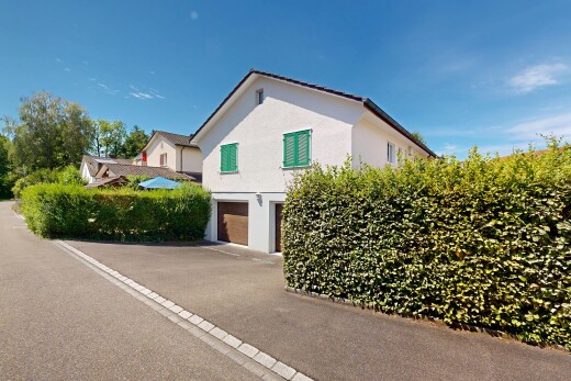 außenansicht mit eingebaute garage, stuckverkleidung, day time, property visible, und auffahrt