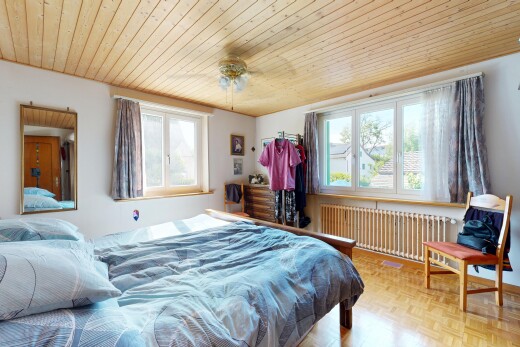 zimmer / schlafzimmer mit kühler, drywall, gipskartonwand, natürliches licht, und wood ceiling