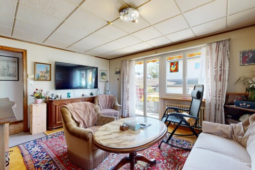wohnzimmer mit fernseher, drywall, gipskartonwand, drop ceiling, und abgehängte decke