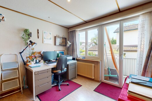 büro mit kühler, drywall, gipskartonwand, fernseher, und einbauleuchten