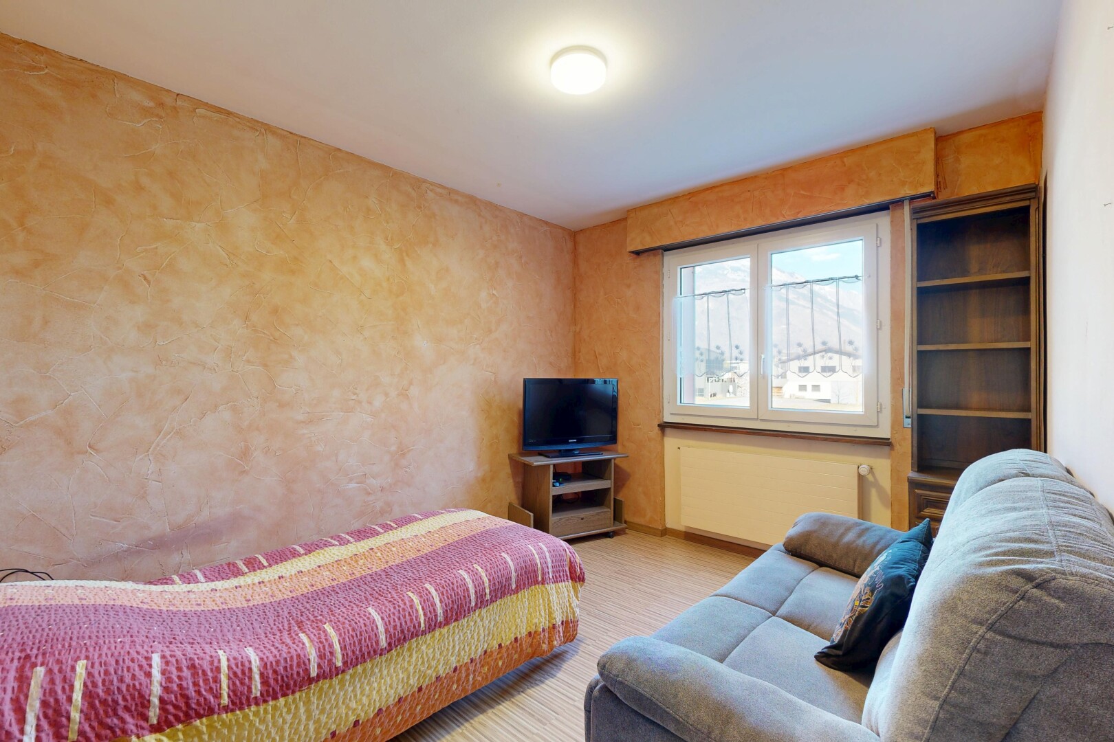 wohnzimmer mit fernseher, natürliches licht, natural light, inside property, und kühler