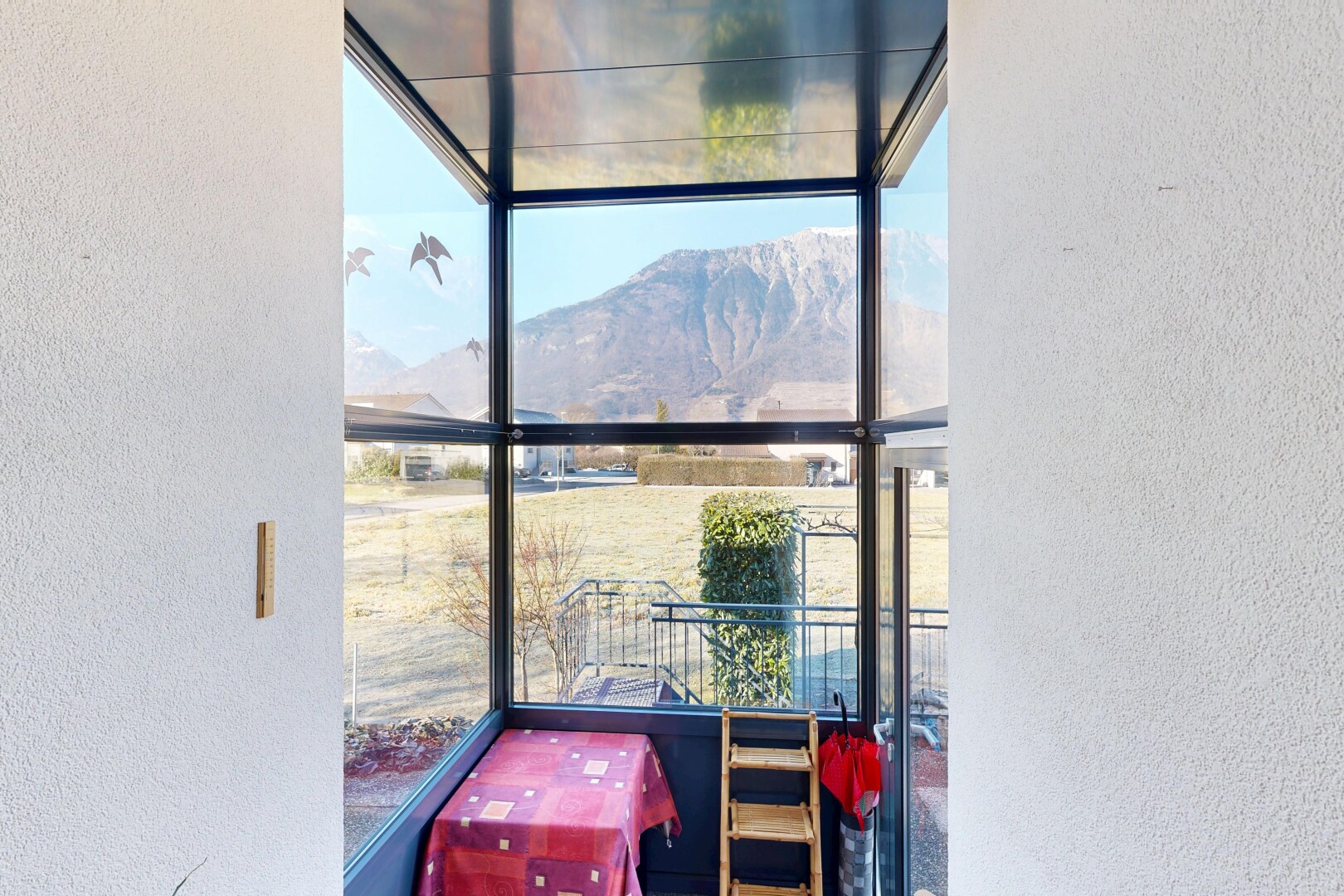 balkon mit inside property, day time, wintergarten, blick auf die berge, und mountain view