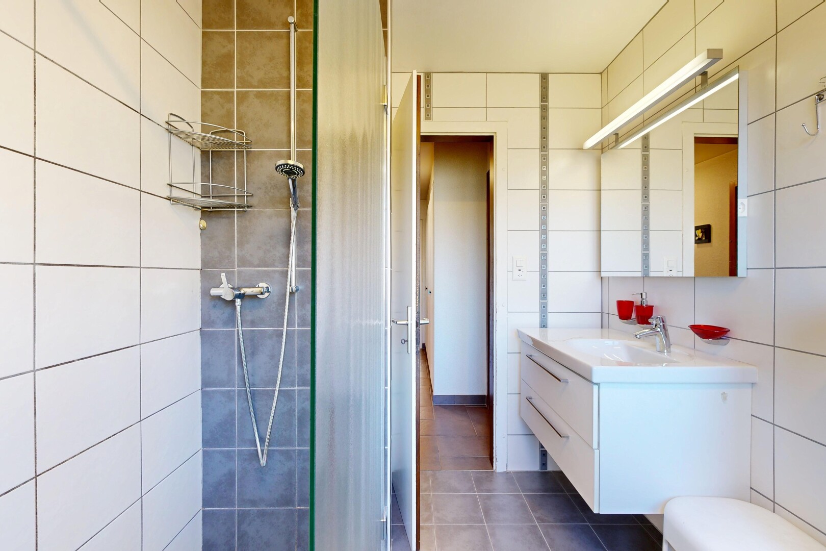 bad mit dusche, schminktisch, komplettes badezimmer, spiegel, und fliesenwand