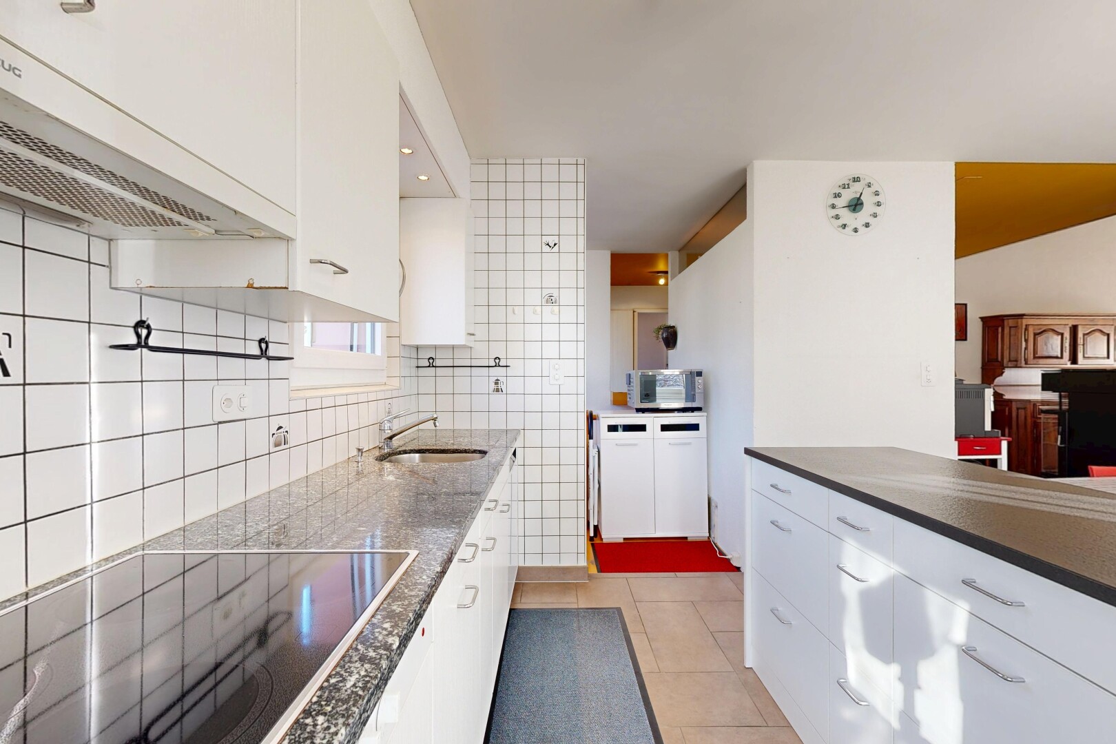 küche mit weiße schränke, herd, dunstabzugshaube, fliesenboden, und tile floor