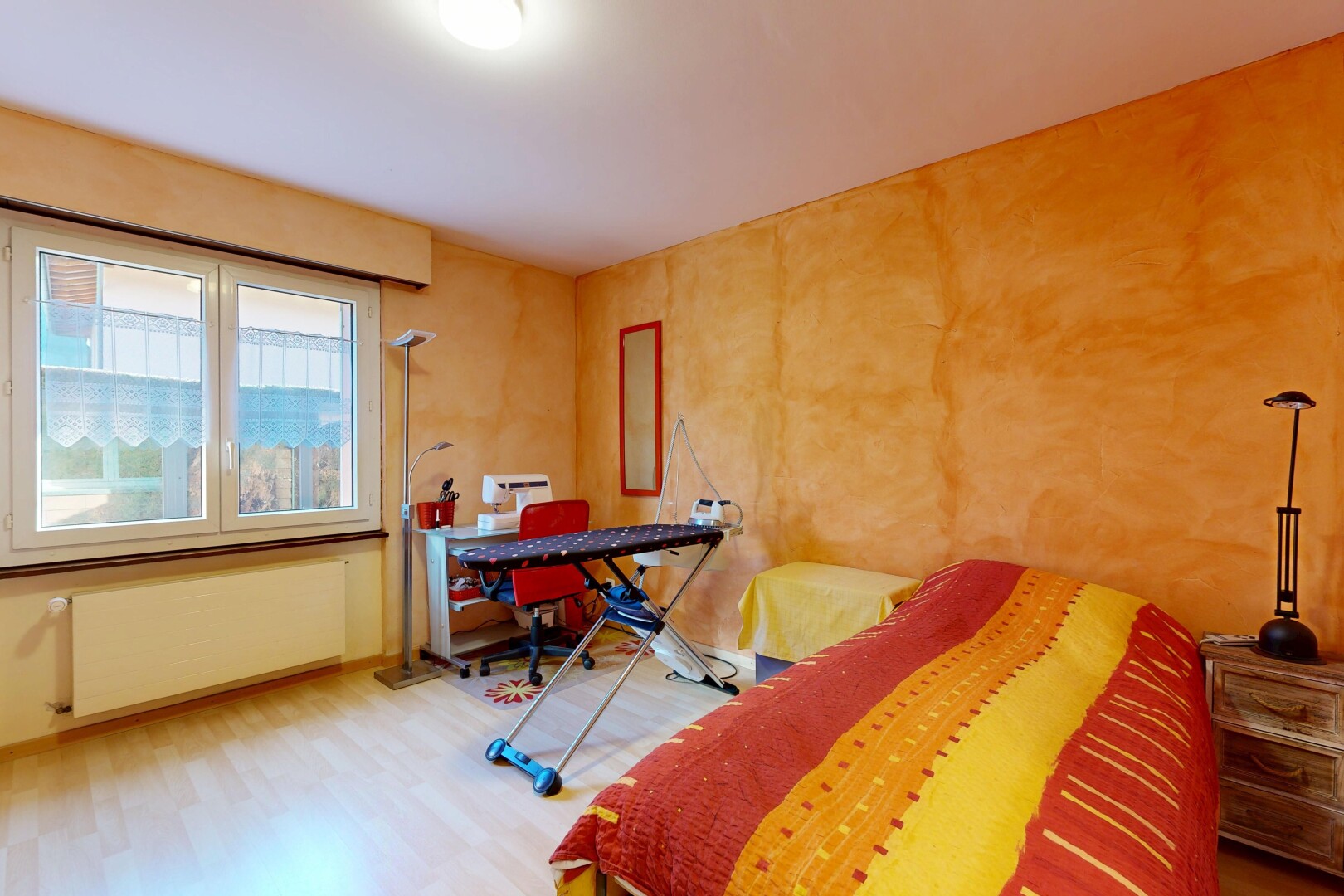 zimmer / schlafzimmer mit kühler, natürliches licht, natural light, holzfußboden, und wood finish floor
