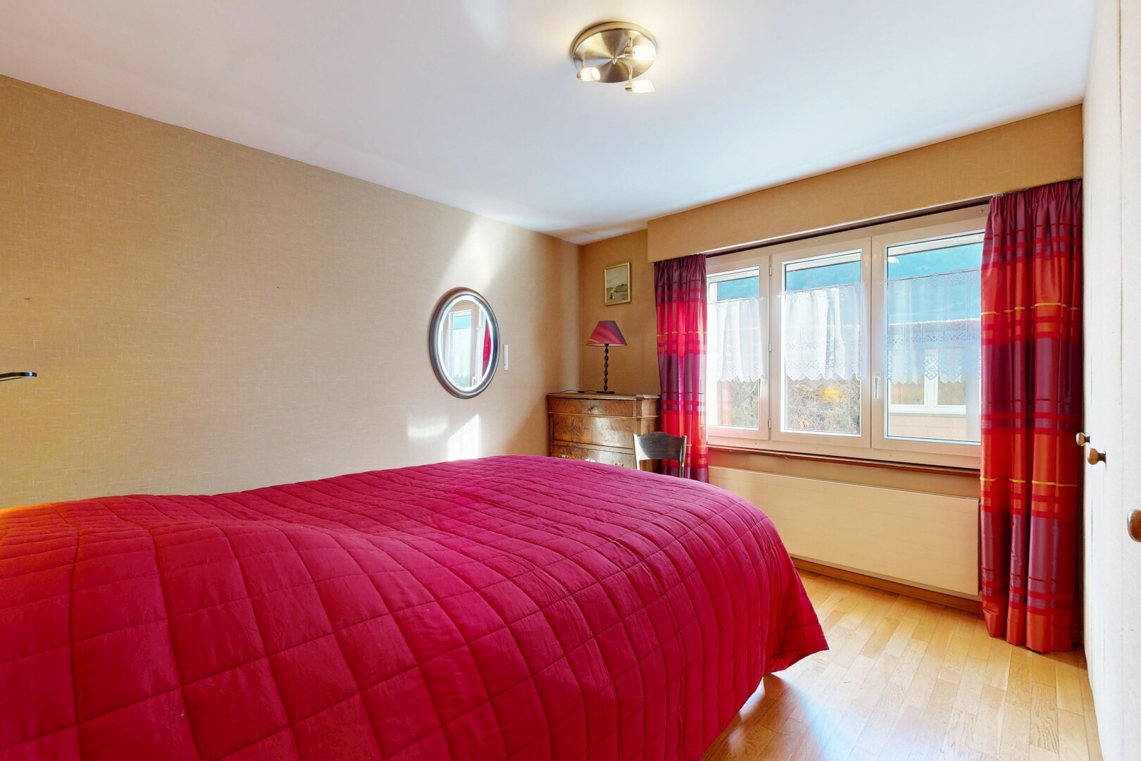 zimmer / schlafzimmer mit holzfußboden, wood finish floor, gipskartonwand, drywall, und natürliches licht
