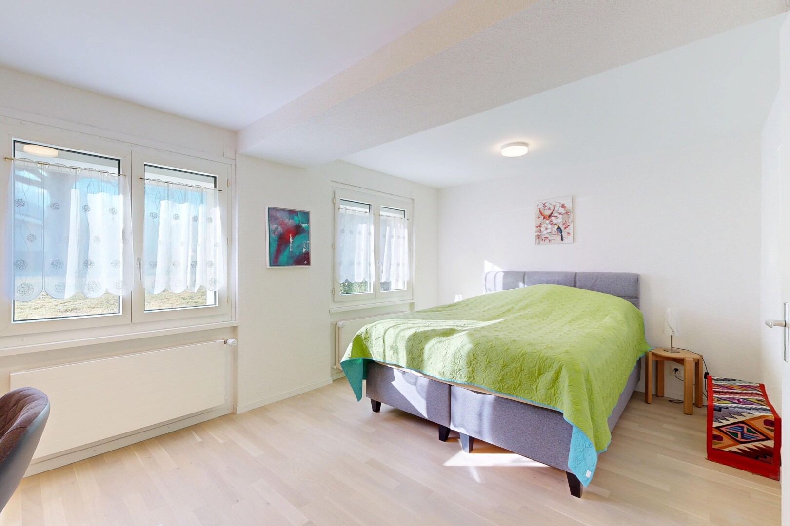 zimmer / schlafzimmer mit holzfußboden, wood finish floor, gipskartonwand, drywall, und inside property