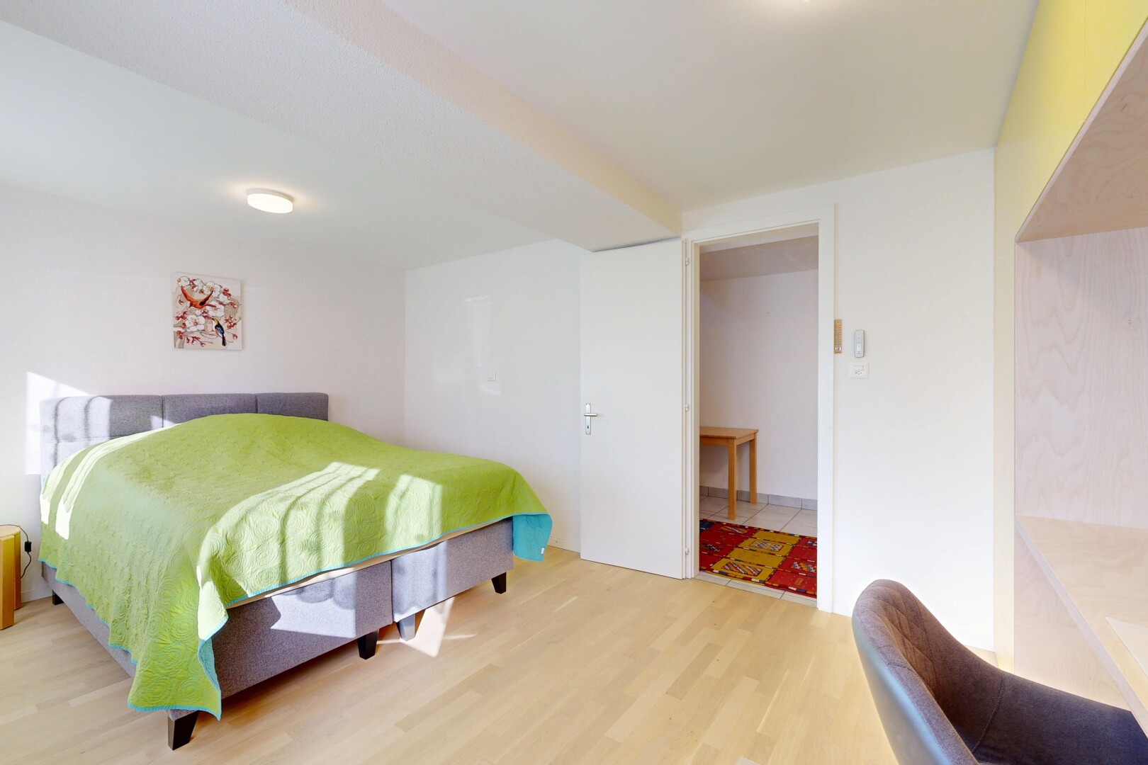 zimmer / schlafzimmer mit holzfußboden, wood finish floor, gipskartonwand, drywall, und inside property
