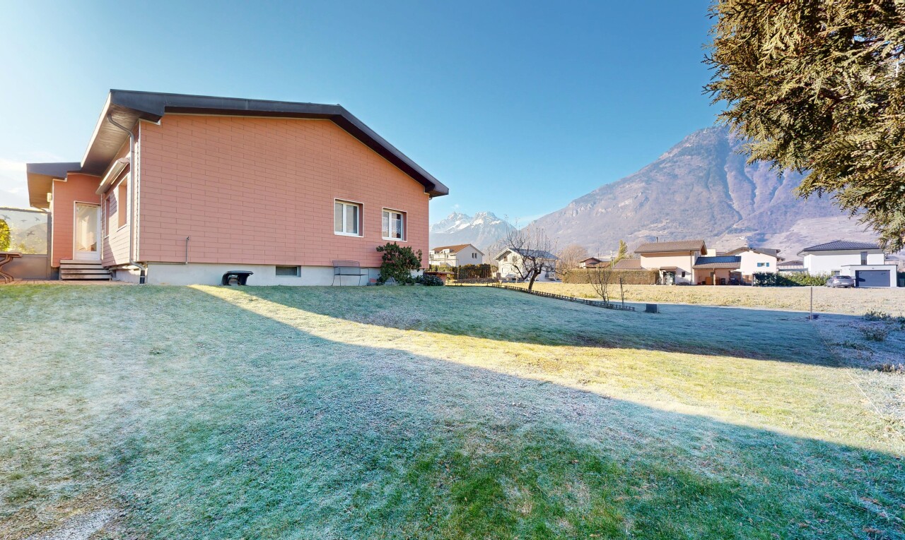 außenansicht mit rasen, mountain view, blick auf die berge, day time, und betonfundament