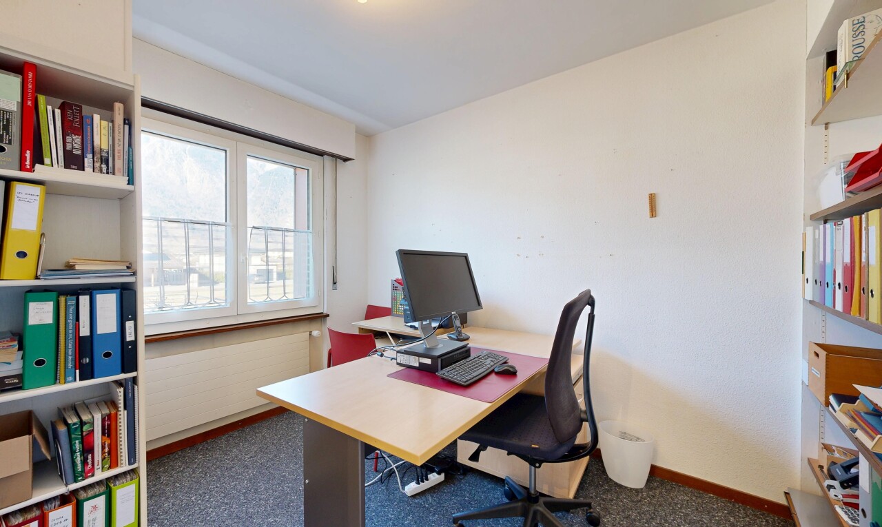 büro mit teppich, carpet, bürobereich, fernseher, und inside property