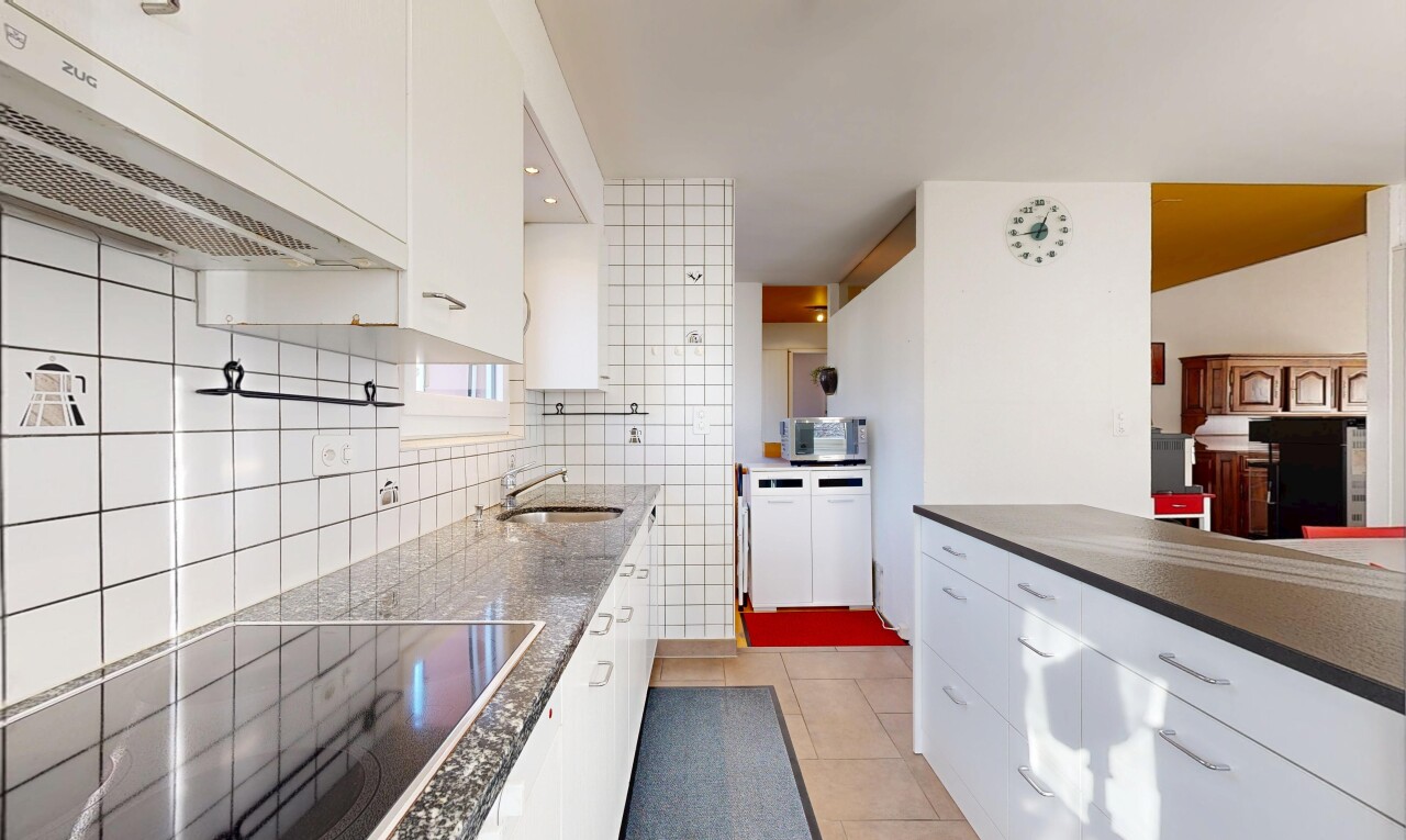 küche mit weiße schränke, herd, dunstabzugshaube, fliesenboden, und tile floor