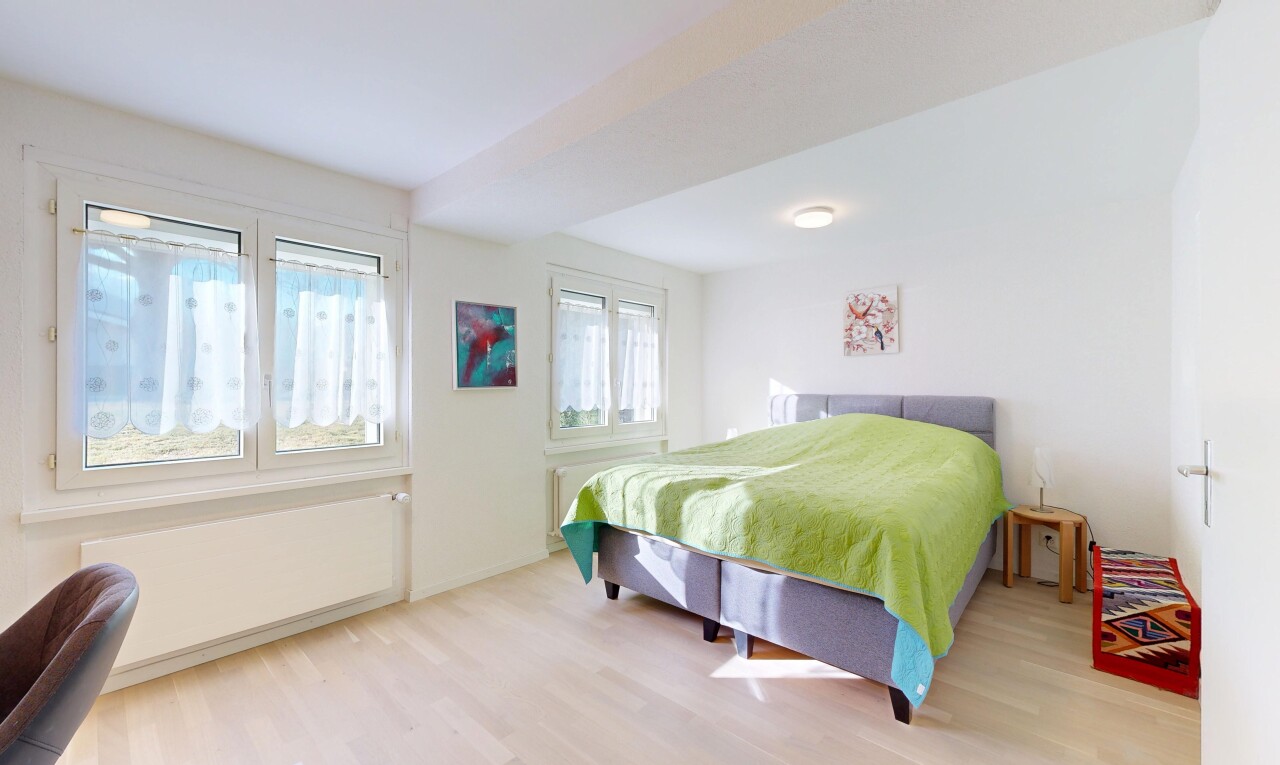 zimmer / schlafzimmer mit holzfußboden, wood finish floor, gipskartonwand, drywall, und inside property