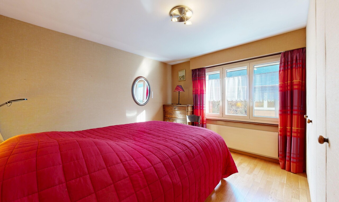 zimmer / schlafzimmer mit holzfußboden, wood finish floor, gipskartonwand, drywall, und natürliches licht