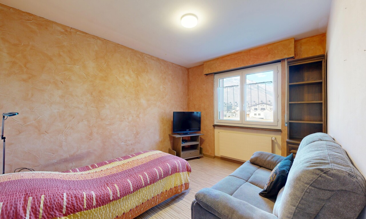 wohnzimmer mit fernseher, natürliches licht, natural light, inside property, und kühler