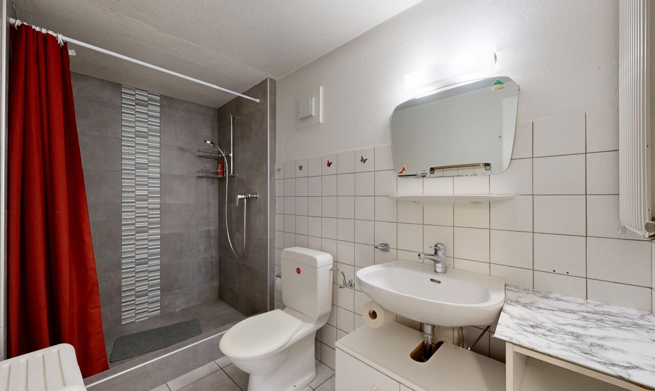 bad mit spiegel, komplettes badezimmer, dusche, inside property, und toilette