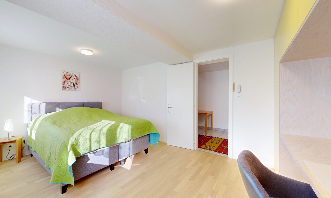 zimmer / schlafzimmer mit holzfußboden, wood finish floor, gipskartonwand, drywall, und inside property