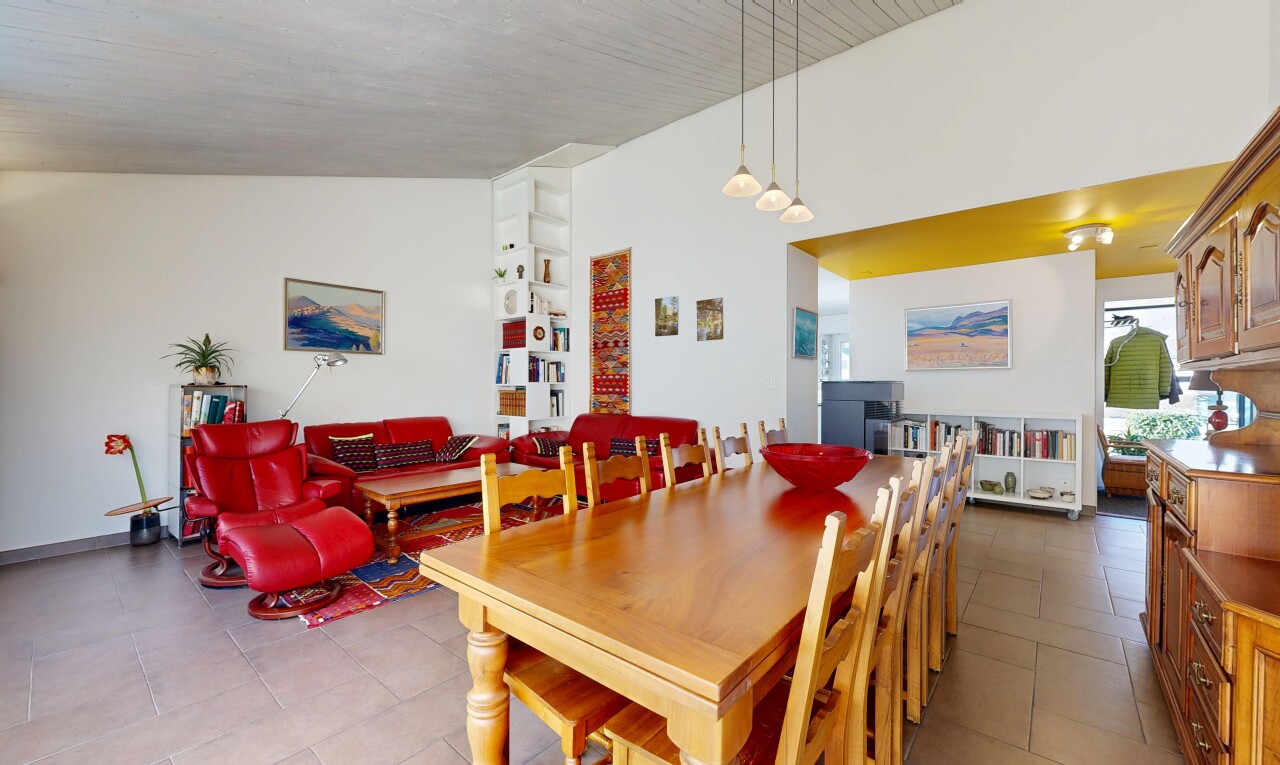 wohn- / esszimmer mit gipskartonwand, drywall, dachschräge, vaulted ceiling, und inside property