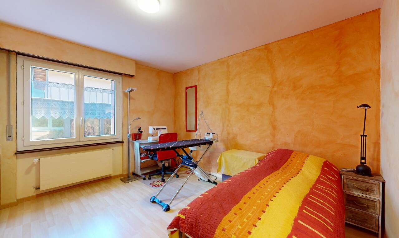 zimmer / schlafzimmer mit kühler, natürliches licht, natural light, holzfußboden, und wood finish floor